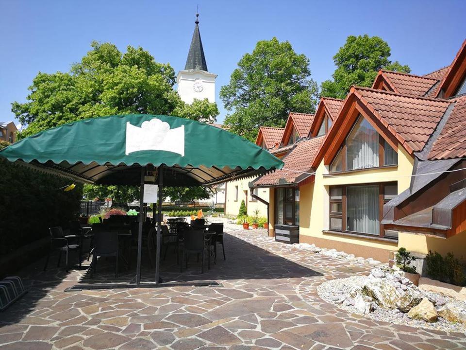 Hotel Mladost Lipany Exteriér fotografie