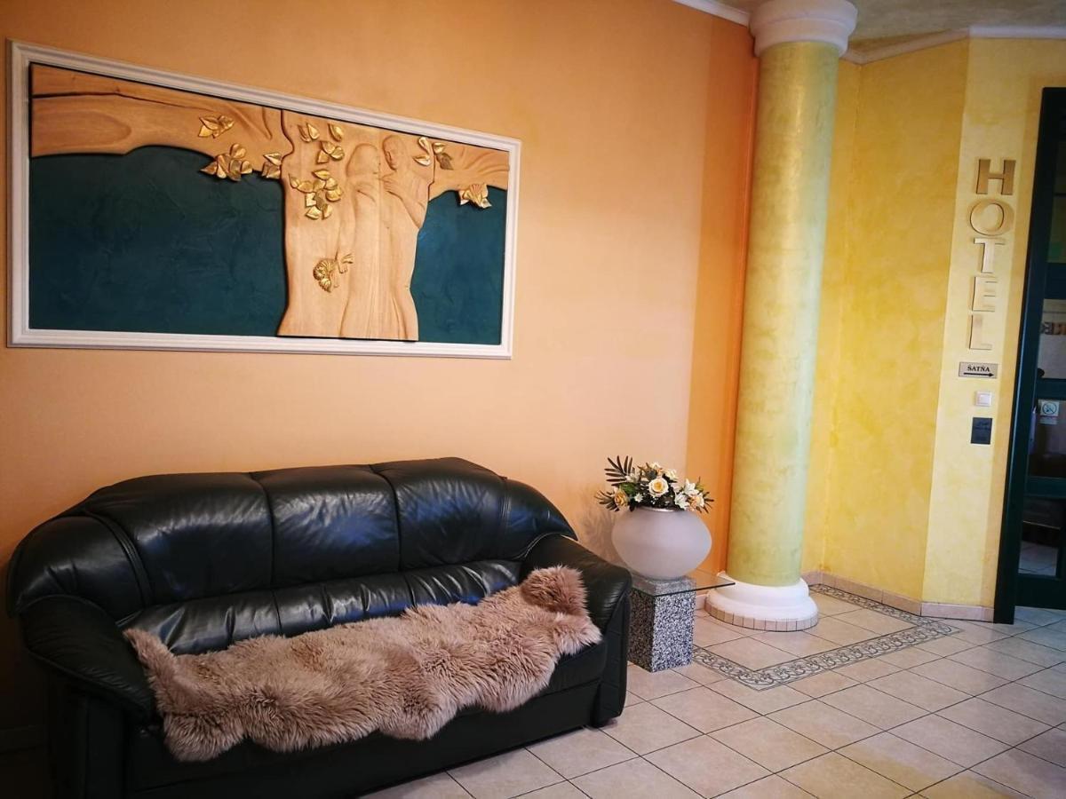 Hotel Mladost Lipany Exteriér fotografie